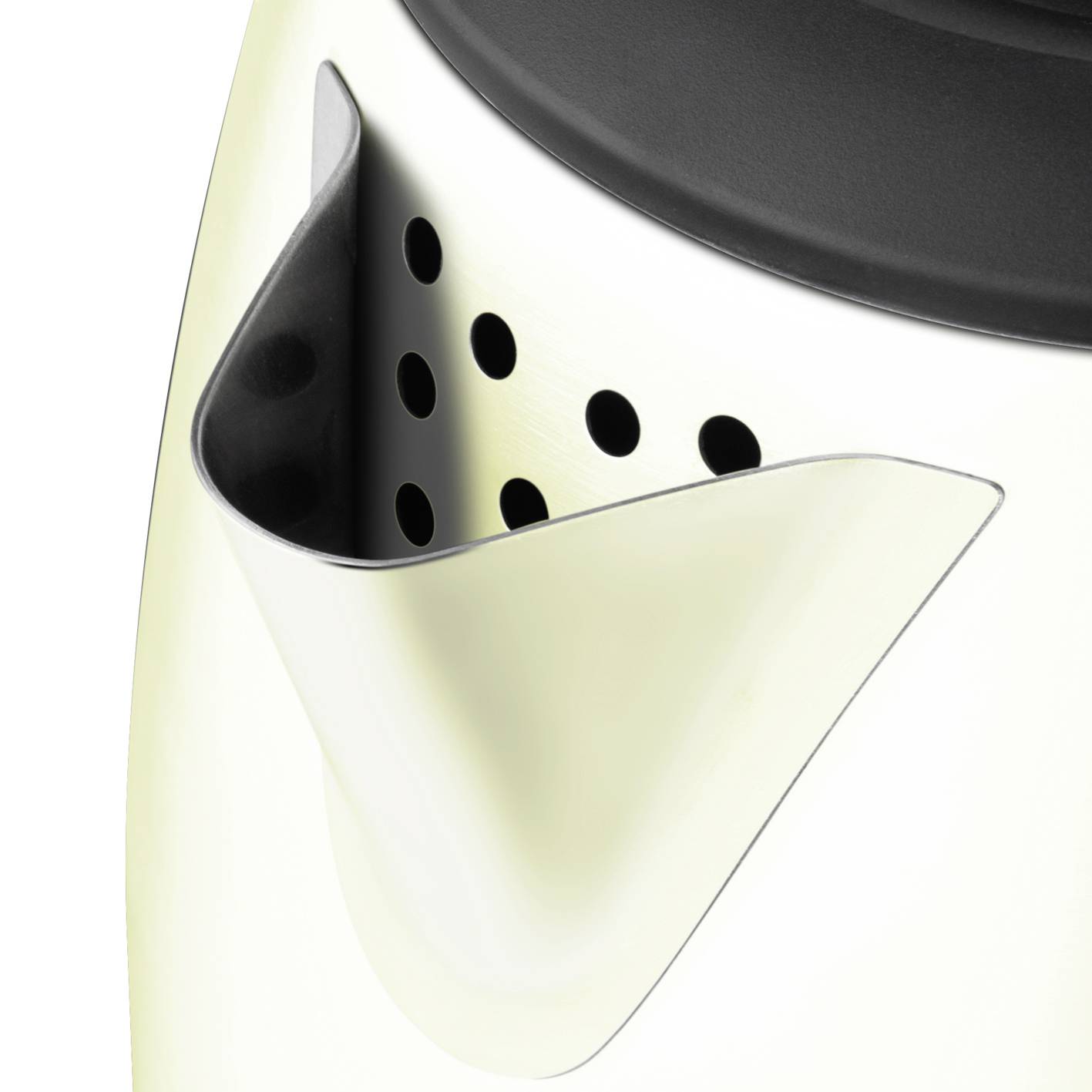 Ein moderner Wasserkocher mit Edelstahl-Elementen und Griff. Sichtbar ist der perforierte Ausgussbereich für effizientes Ausgießen.