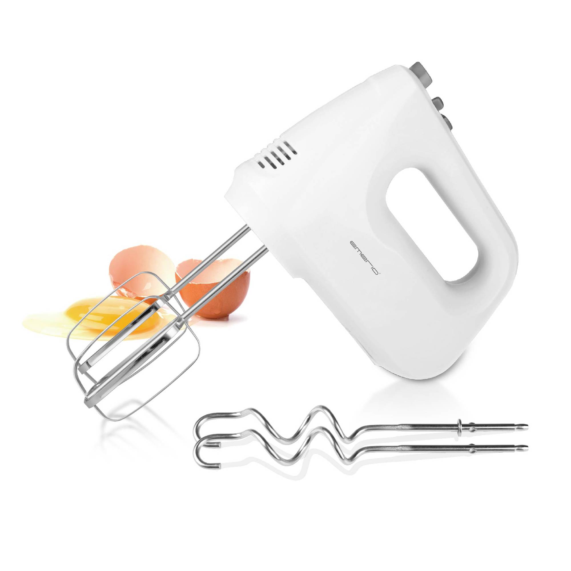 Ein weißer Handmixer mit zwei Schneebesen und zwei Knethaken liegt auf einer weißen Oberfläche. Im Hintergrund sind drei Eier.
