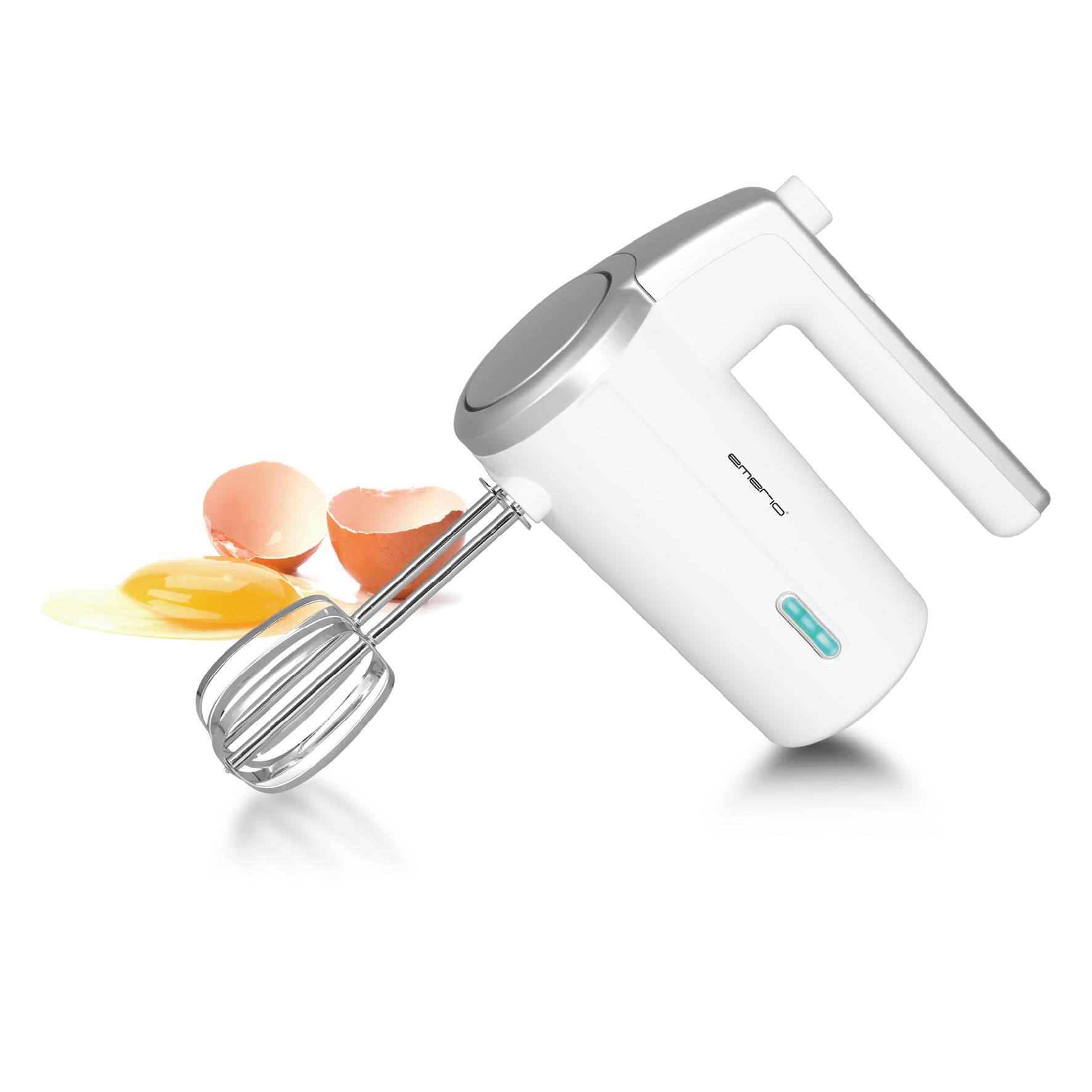 Ein weißer elektrischer Handmixer mit zwei Rührhaken, daneben aufgebrochene Eier und Eierschalen auf einer hellen Oberfläche.