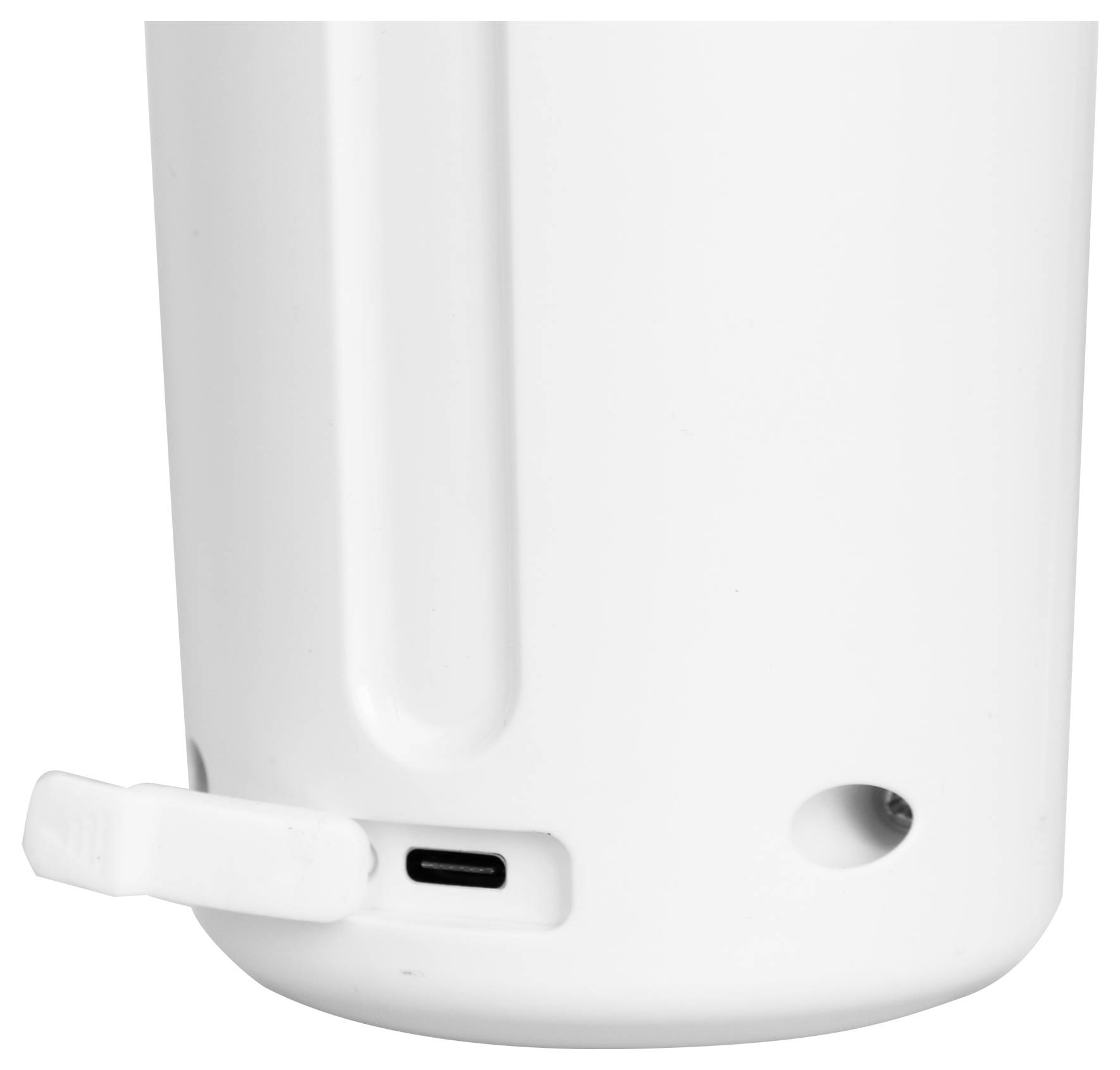 Unterseite eines weißen Geräts mit USB-C-Anschluss und einer kleinen, offenen Klappe rechts daneben.