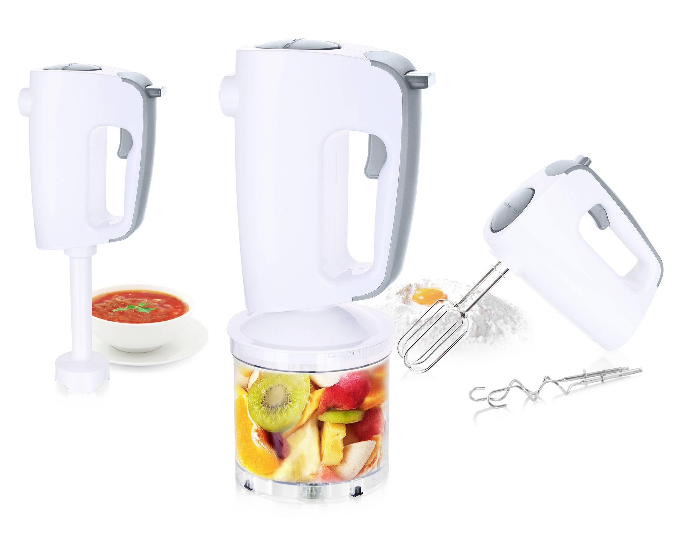 Drei weiße Handmixer mit Zubehör: ein Pürierstab bei einer Suppe, ein Mixer mit Obststücken und Schneebesen neben Mehl und Ei.