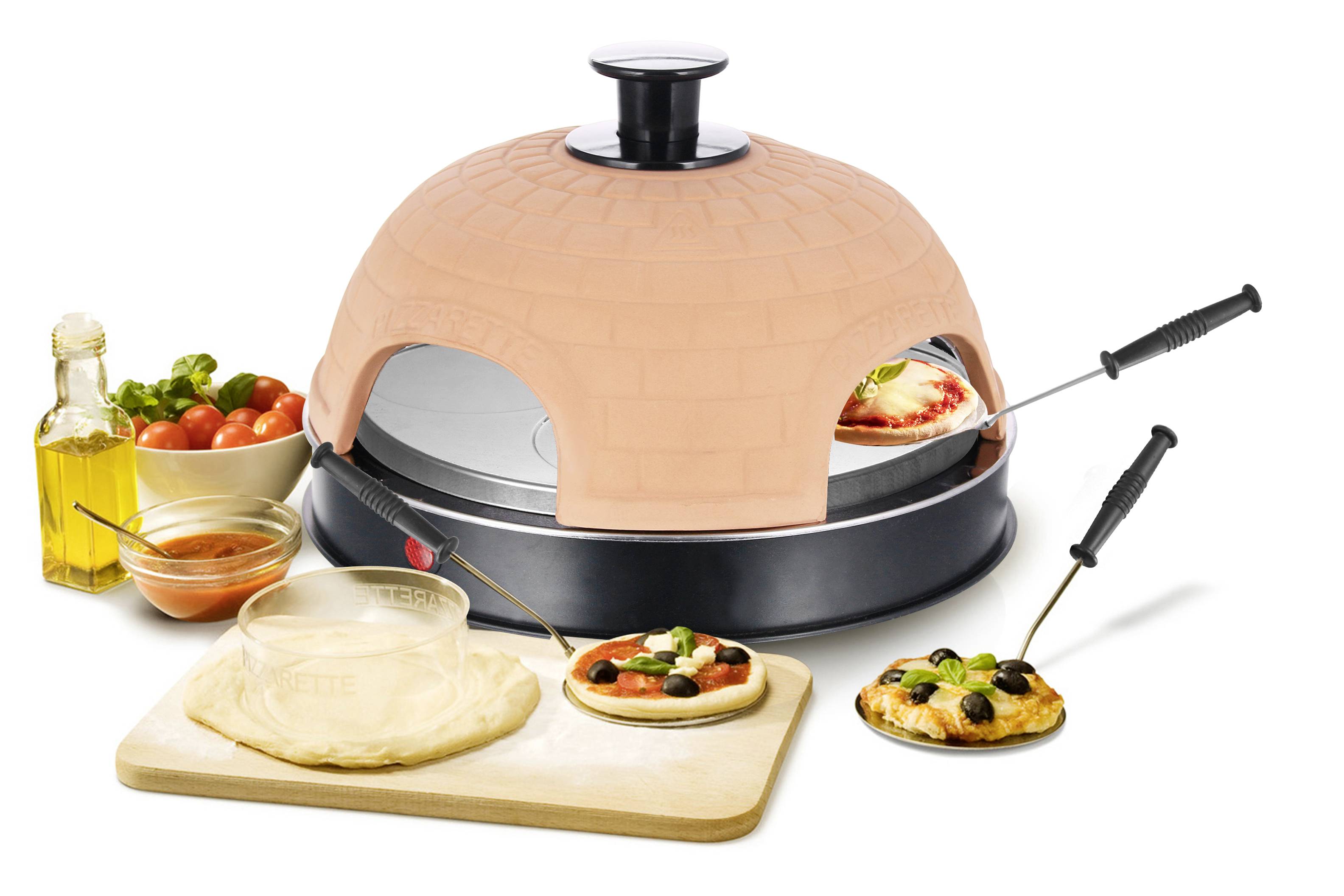 Ein Tisch-Pizzaofen mit Kuppel, umgeben von Zutaten wie Teig, Tomatensauce, Öl und Gemüse; zwei Mini-Pizzen werden zubereitet.