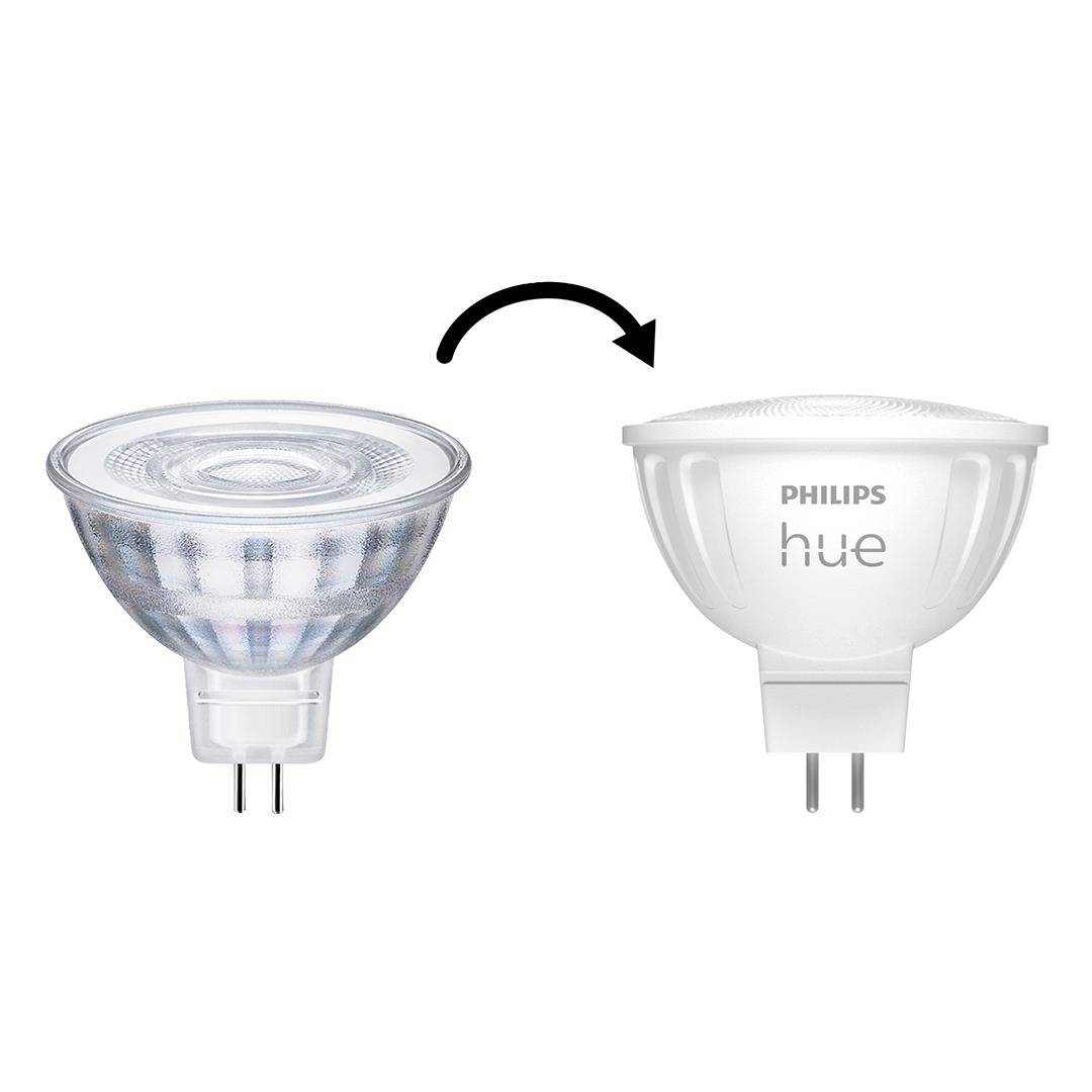 'Zwei GU5.3 LED-Lampen: links eine transparente Standardlampe und rechts eine weiße Philips Hue Lampe mit einem Pfeil dazwischen.'