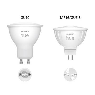 Zwei Philips Hue LED-Leuchtmittel im Vergleich: links GU10 mit breitem Sockel, rechts MR16/GU5.3 mit zwei Stiften. Beide weiß.