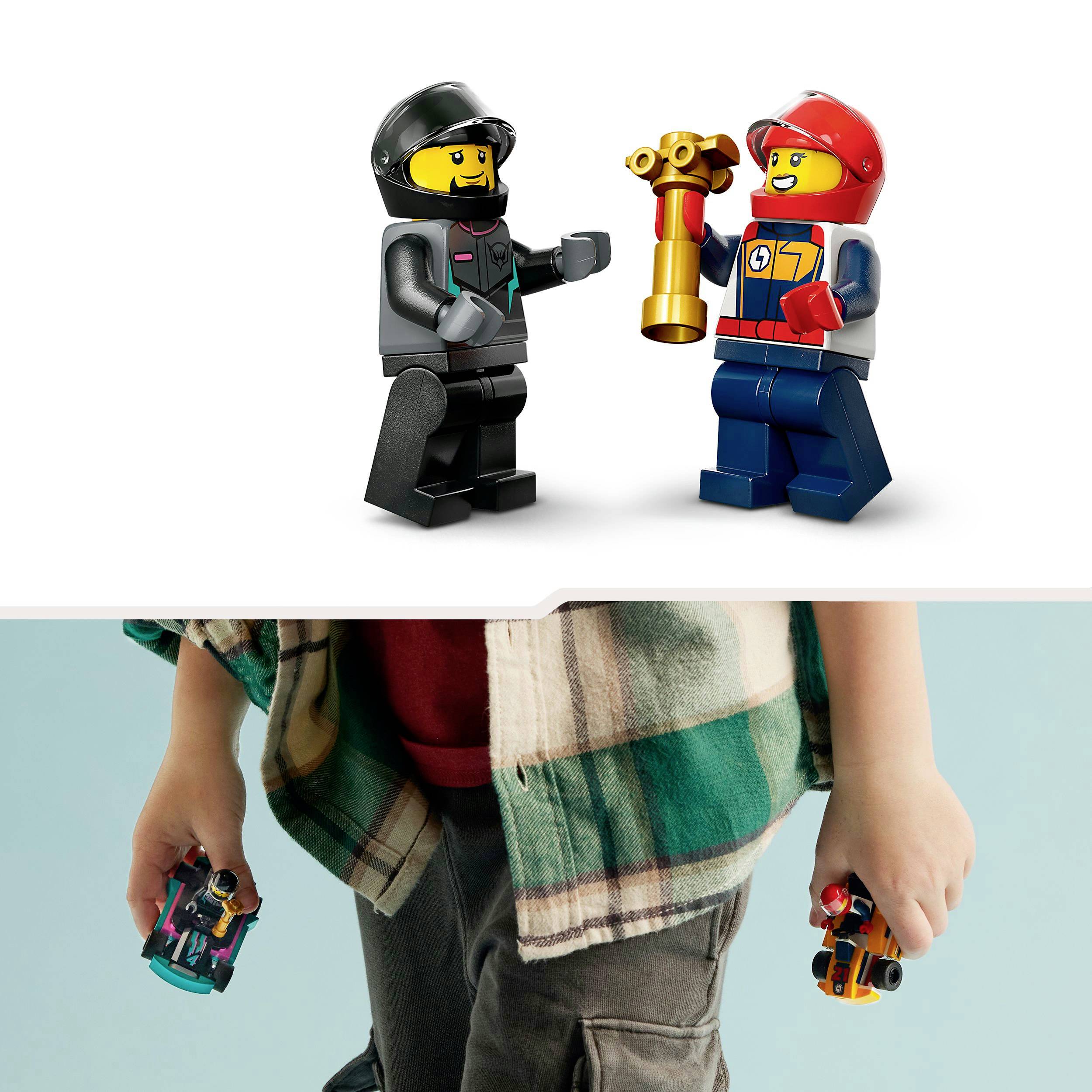 Zwei LEGO-Figuren, eine hält eine Trophäe; darunter ein Kind, das zwei LEGO-Figuren in den Händen hält.