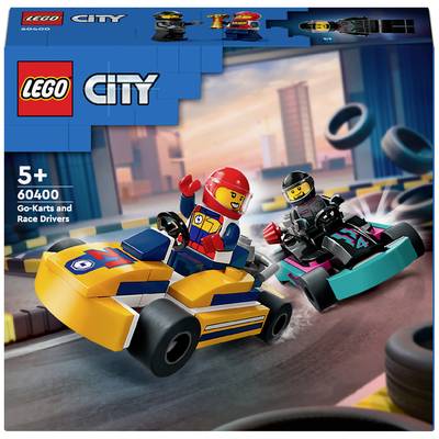 Lego-Stadt-Set mit Go-Kart-Rennfahrern auf einer Rennstrecke. Zwei Figuren: eine in gelbem Kart, die andere in schwarzem Kart. Geeignet ab 5 Jahren.