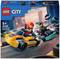 Lego-Stadt-Set mit Go-Kart-Rennfahrern auf einer Rennstrecke. Zwei Figuren: eine in gelbem Kart, die andere in schwarzem Kart. Geeignet ab 5 Jahren.