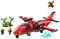 Ein rotes Löschflugzeug aus LEGO mit zwei Feuerwehrfiguren, Feuer und Wasserstücken, sowie einem kleinen Fluggerät und grünem Hintergrund.