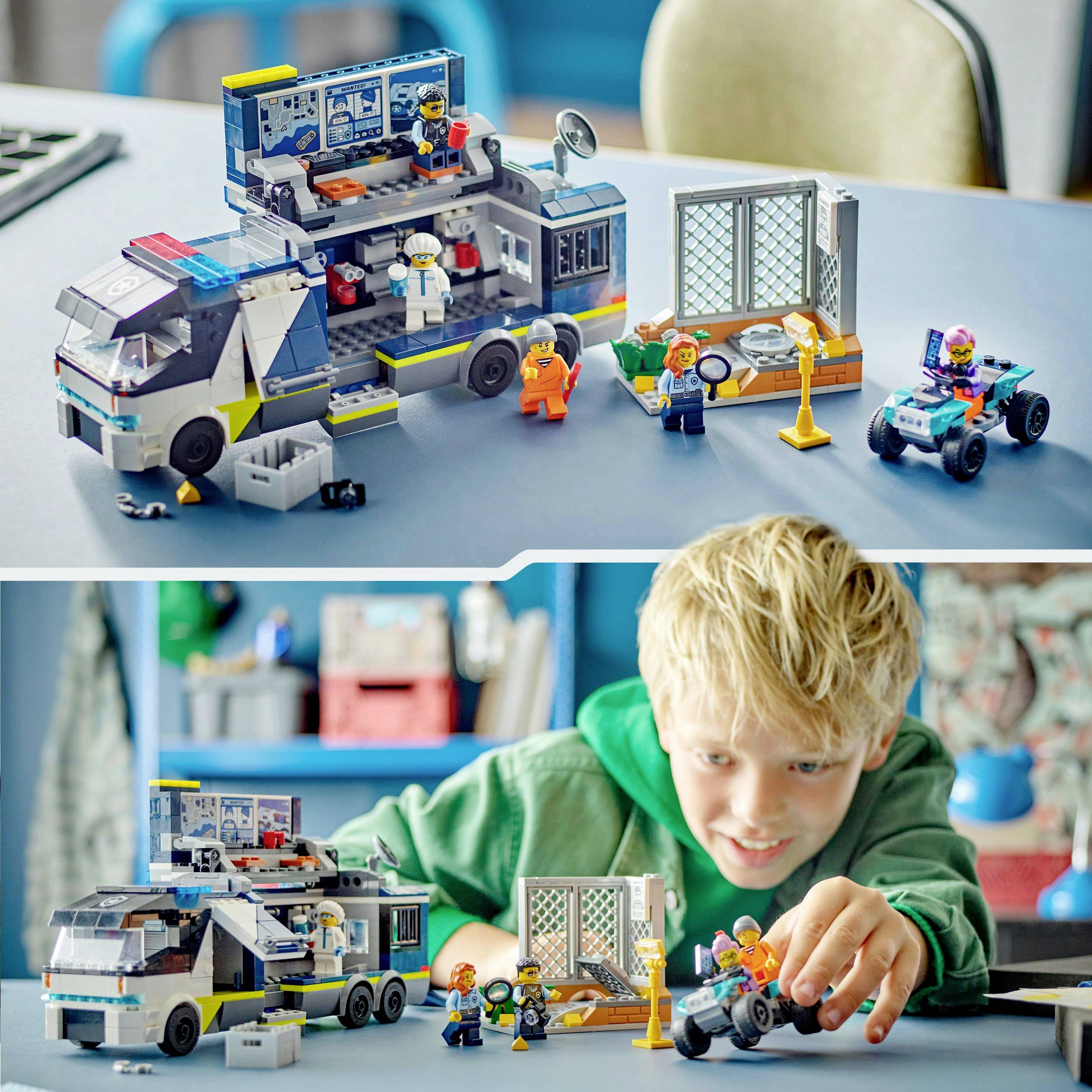 Ein Junge spielt mit einem Lego-Set, das ein Wohnmobil mit Figuren und Zubehör zeigt. Im Hintergrund ist ein Regal mit Spielen zu sehen.