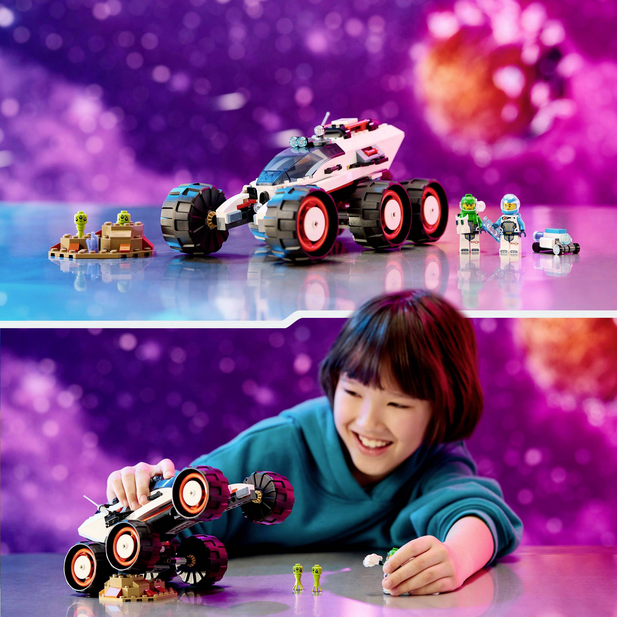 Ein Kind spielt mit einem Weltraum-Rover-Spielzeug und Figuren auf einem Tisch. Im Hintergrund sind verschwommene, bunte Lichter zu sehen.