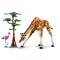 Ein LEGO-Set mit einer Giraffe und einem Flamingo neben einem Baum; die Tiere sind konstruiert aus orange-, rosa- und grünen Bausteinen.