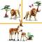 Spielzeug-Safari-Szene mit LEGO-Bausteinen: ein Löwe neben einem Baum, zwei Antilopen mit einem Baum, und ein Vogel auf einem Baum.