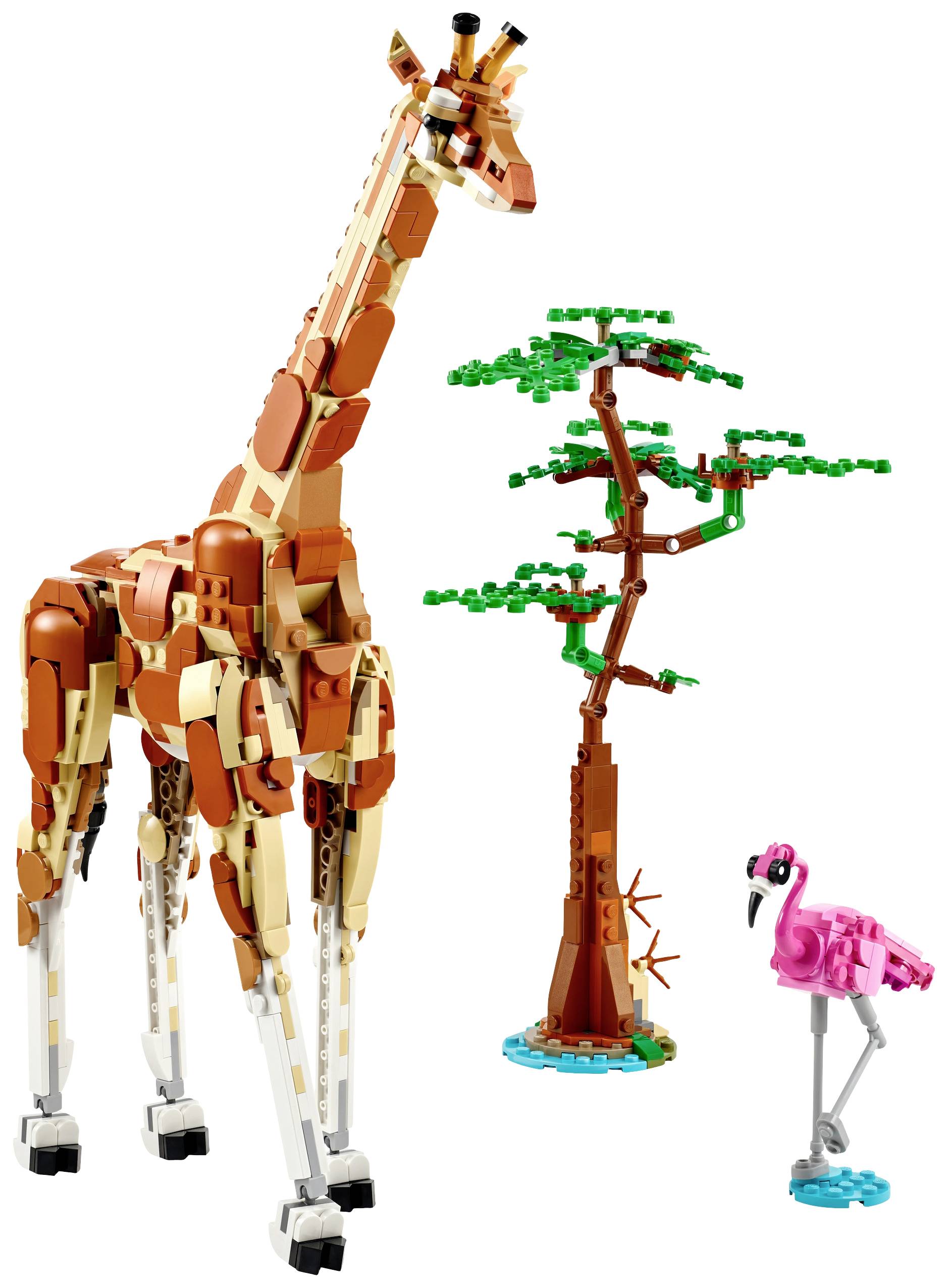 LEGO Bausatz mit einer Giraffe, einem Baum und einem Flamingo aus bunten Bausteinen. Die Giraffe steht neben einem Baum; der Flamingo ist kleiner.