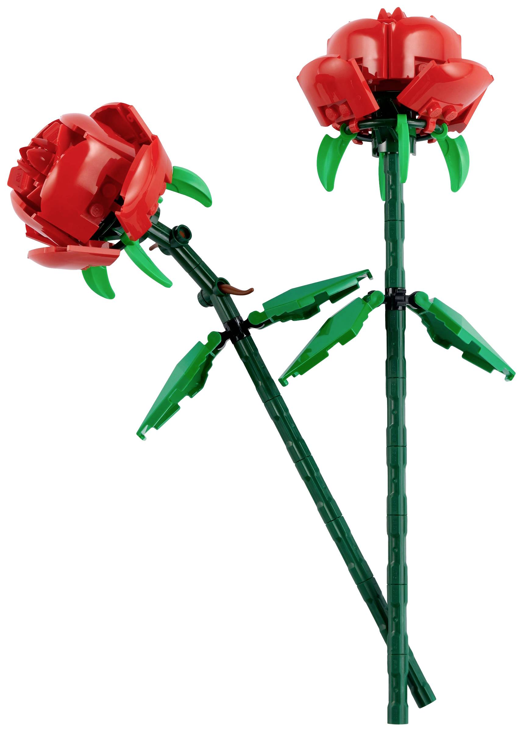 Zwei rote Rosen aus Legosteinen mit grünen Stängeln und Blättern, aufrecht stehend.