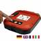 Ein roter Erste-Hilfe-Defibrillator mit deutschen, britischen, französischen und italienischen Flaggen. Eine Hand drückt auf den Einschaltknopf.