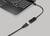 Ein Laptop mit einem angesteckten HDMI-Kabel an einen Adapter, der einen anderen Anschluss bereitstellt.