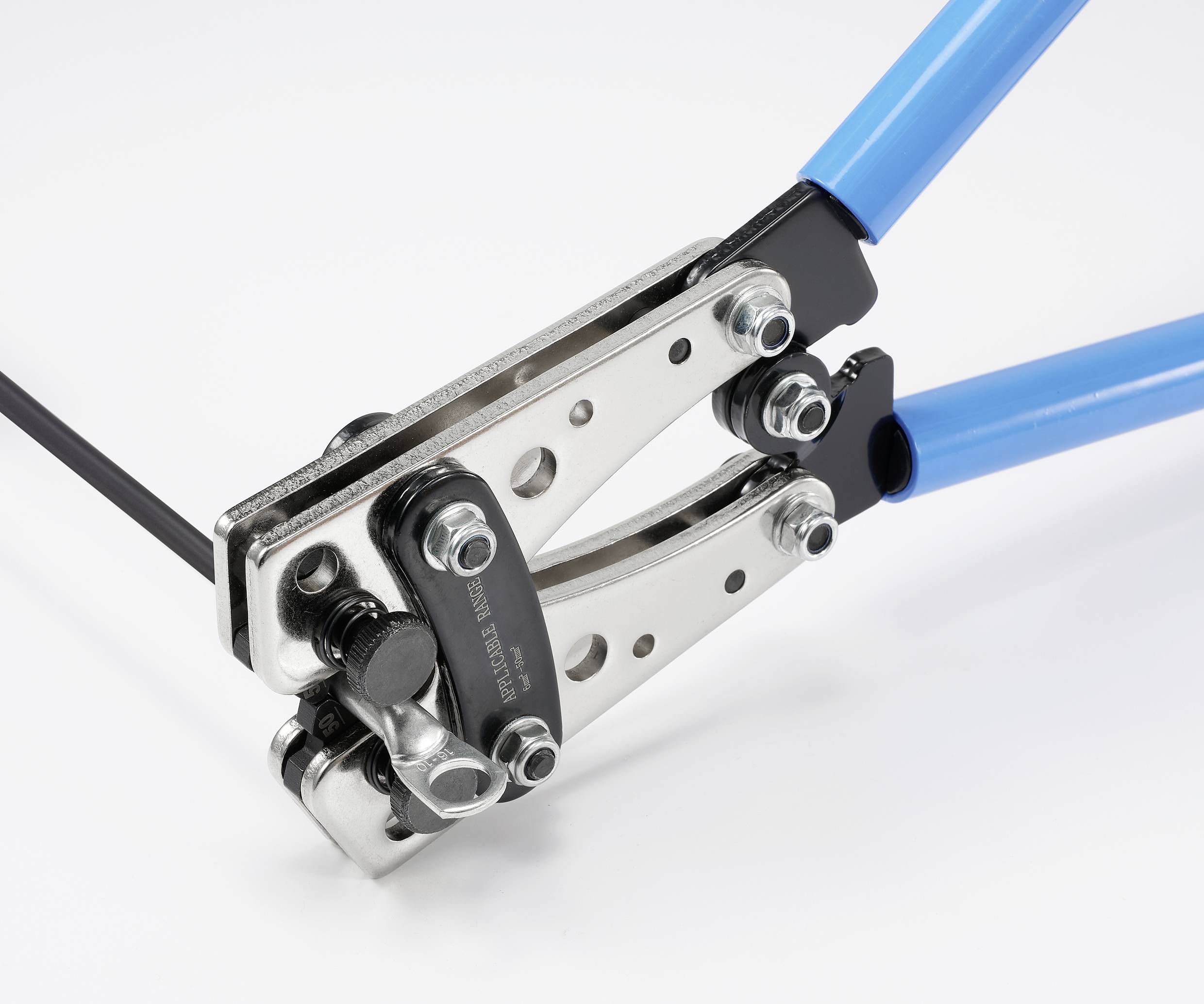 Ein Bolzenschneider mit blauen Griffen schneidet ein dünnes schwarzes Kabel. Metallene Schneidklingen im Vordergrund.