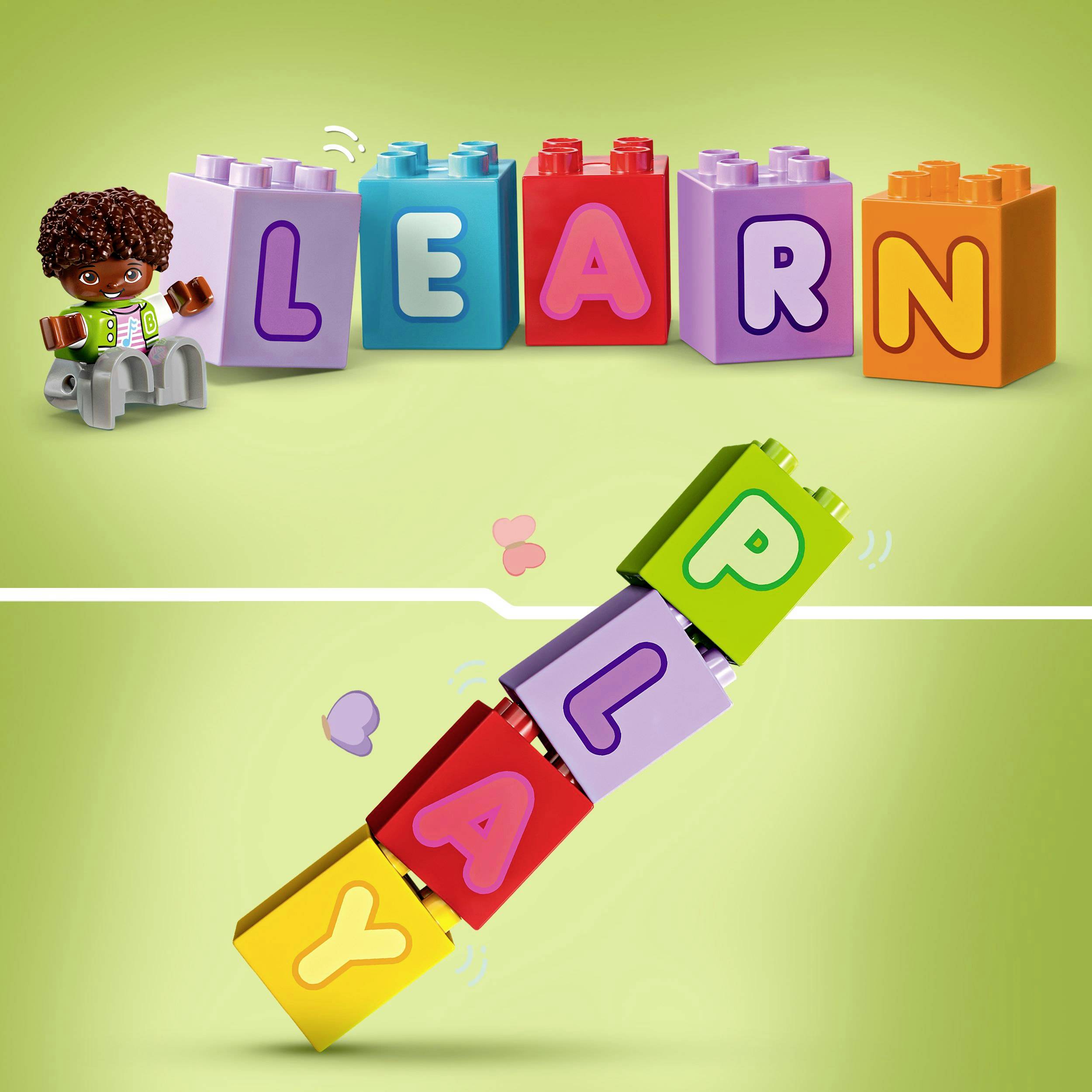 Kinderspielzeug mit Bauklötzen, die das Wort 'LEARN' bilden, daneben ein Kind in buntem Outfit. Darunter kippen Bausteine das Wort 'PLAY'.