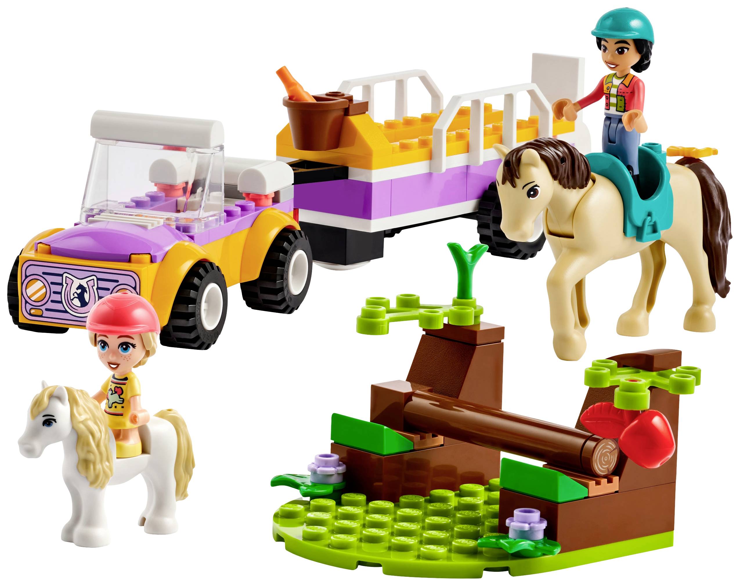Zwei Spielfiguren auf Pferden neben einem Spielzeugwagen und einem Lego-Waldstück. bunte Bausteine und ein Hundekorbsymbol auf dem Wagen.