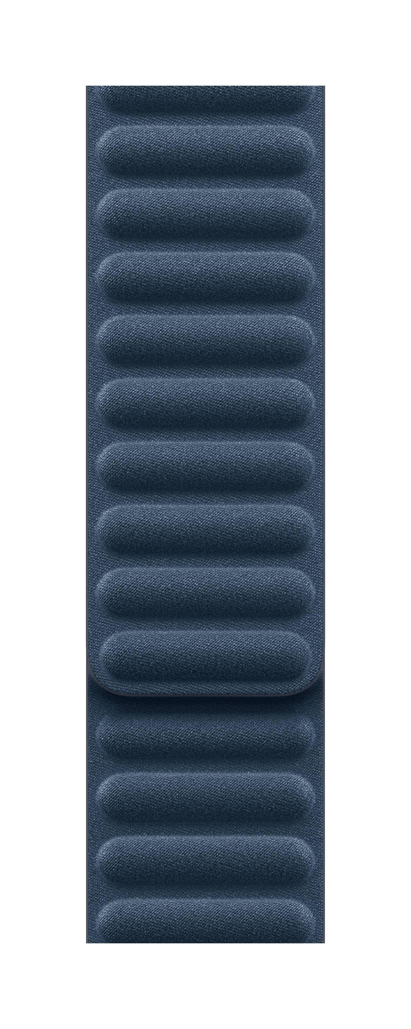 Ein blaues, texturiertes Armband mit rechteckigen, gepolsterten Abschnitten.