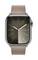 Eine moderne Smartwatch mit braunem Armband und hellbraunem Zifferblatt, das minimalistische weiße Zeiger und Markierungen zeigt.