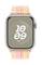 Eine Smartwatch mit rosafarbenem Armband zeigt die Uhrzeit '10:09'. Der Bildschirmhintergrund hat ein geometrisches Muster.