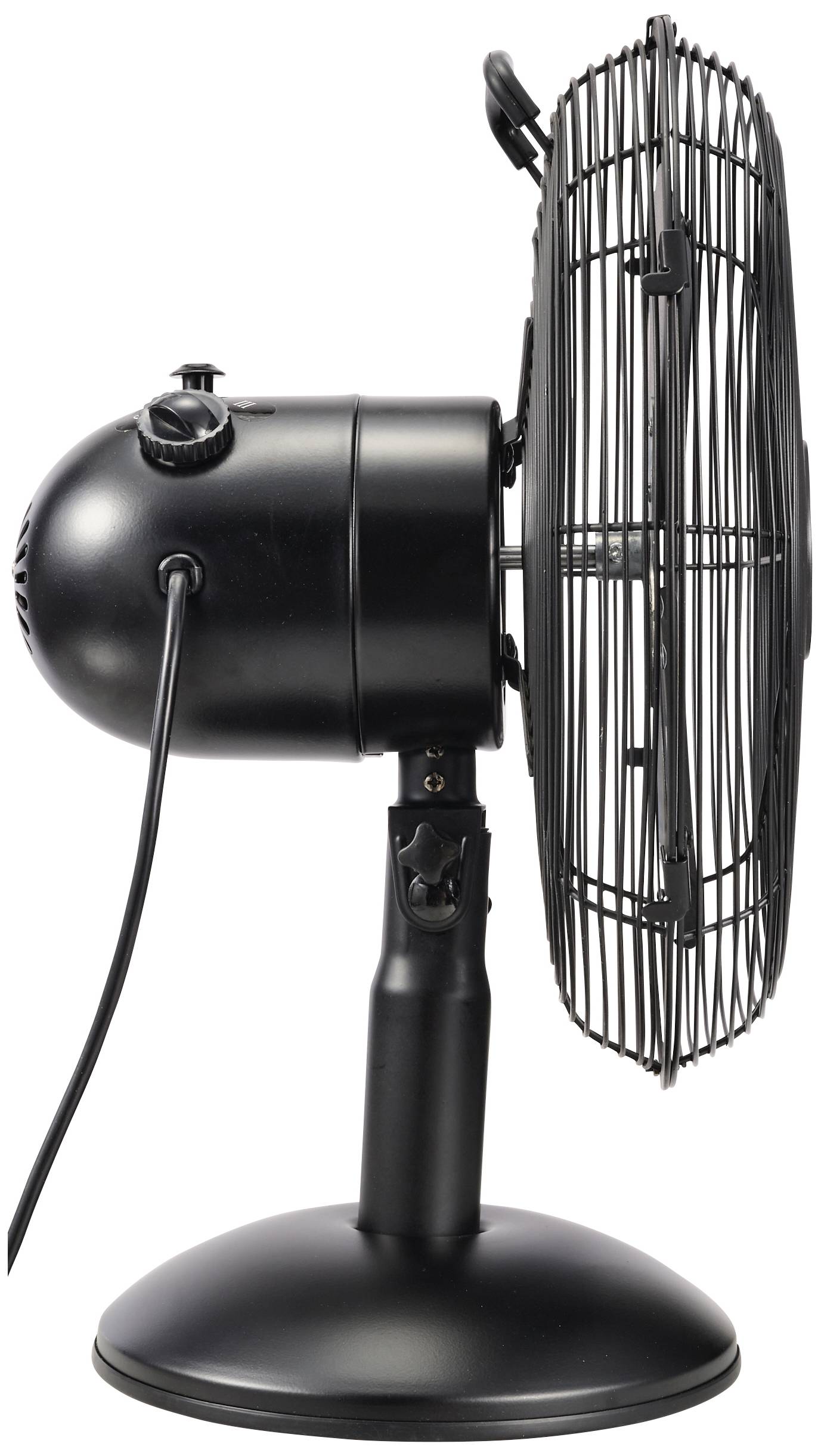 Ein schwarzer Tischventilator, seitlich gesehen, gezeigt. Sichtbar sind das Gitter, der Drehknopf und das Stromkabel.