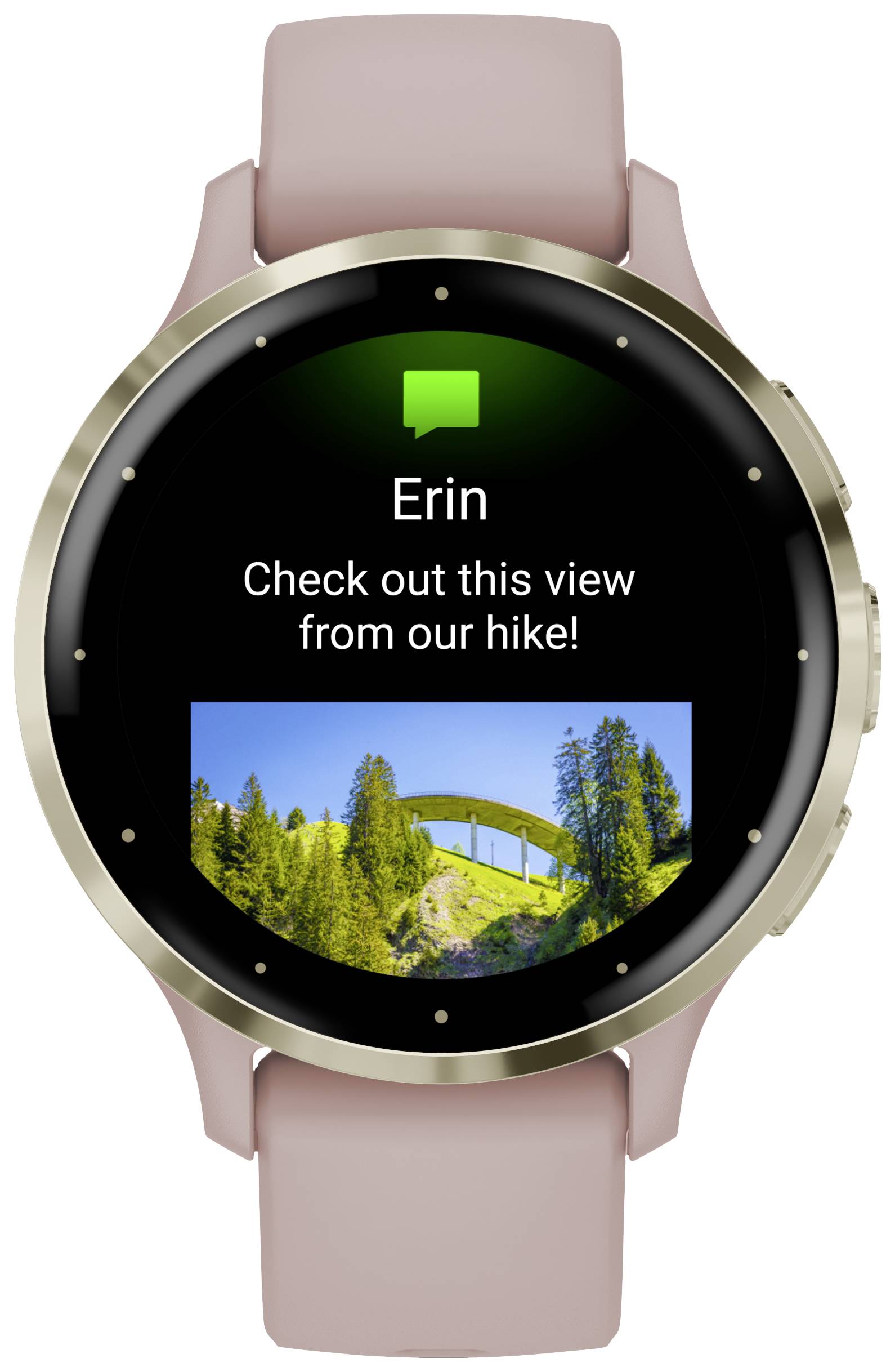 Smartwatch mit einer Nachricht von 'Erin', die ein Foto einer Brücke inmitten einer bewaldeten Landschaft während einer Wanderung zeigt.