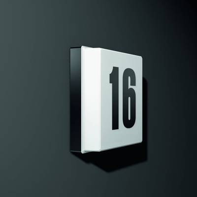 Beleuchtetes Wandpanel mit der Zahl '16' auf dunklem Hintergrund.