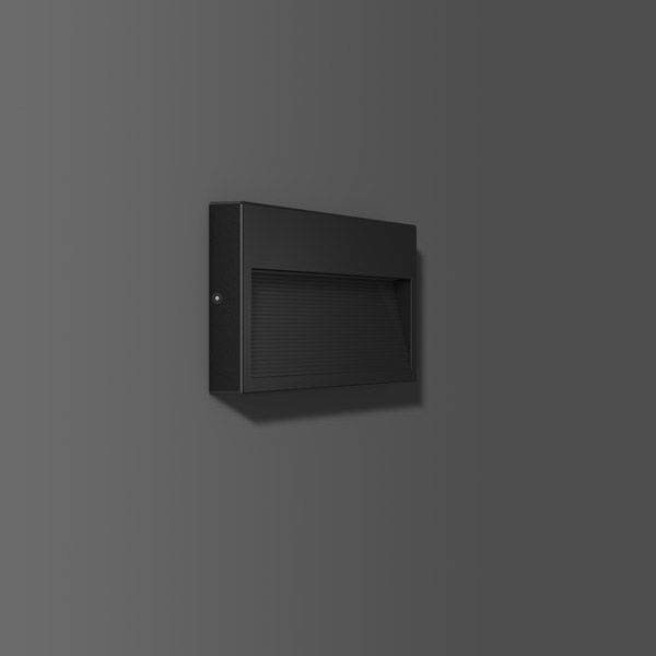 Eine schwarze Wandlampe mit rechteckigem Design, montiert auf einer grauen Wand, wirft diffuses Licht nach unten.