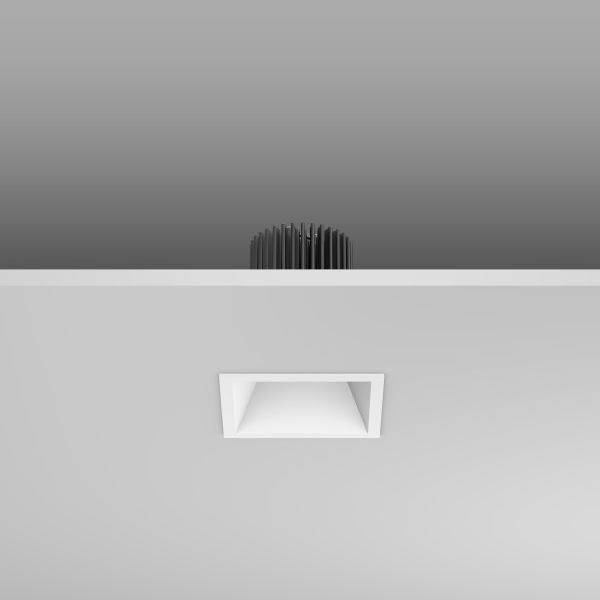 Decke mit modernem Belüftungssystem und rechteckiger Leuchte.