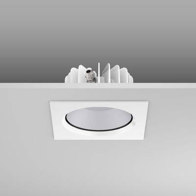 Einbauspot in Decke eingebaut, weißer Rahmen, rundes Design. Grauer Hintergrund. Modernes Aussehen, geeignet für Innenräume.