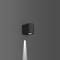 Schwarze Wandlampe strahlt nach unten. Dunkler Hintergrund, minimalistisches Design.
