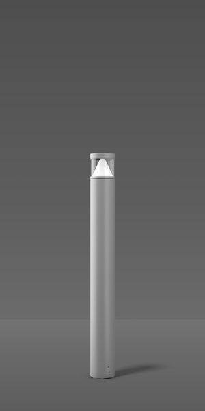 Eine schlanke, zylinderförmige Außenlampe mit klarem Gehäuse und einem pyramidenförmigen Detail an der Spitze, vor einem grau abgestuften Hintergrund.