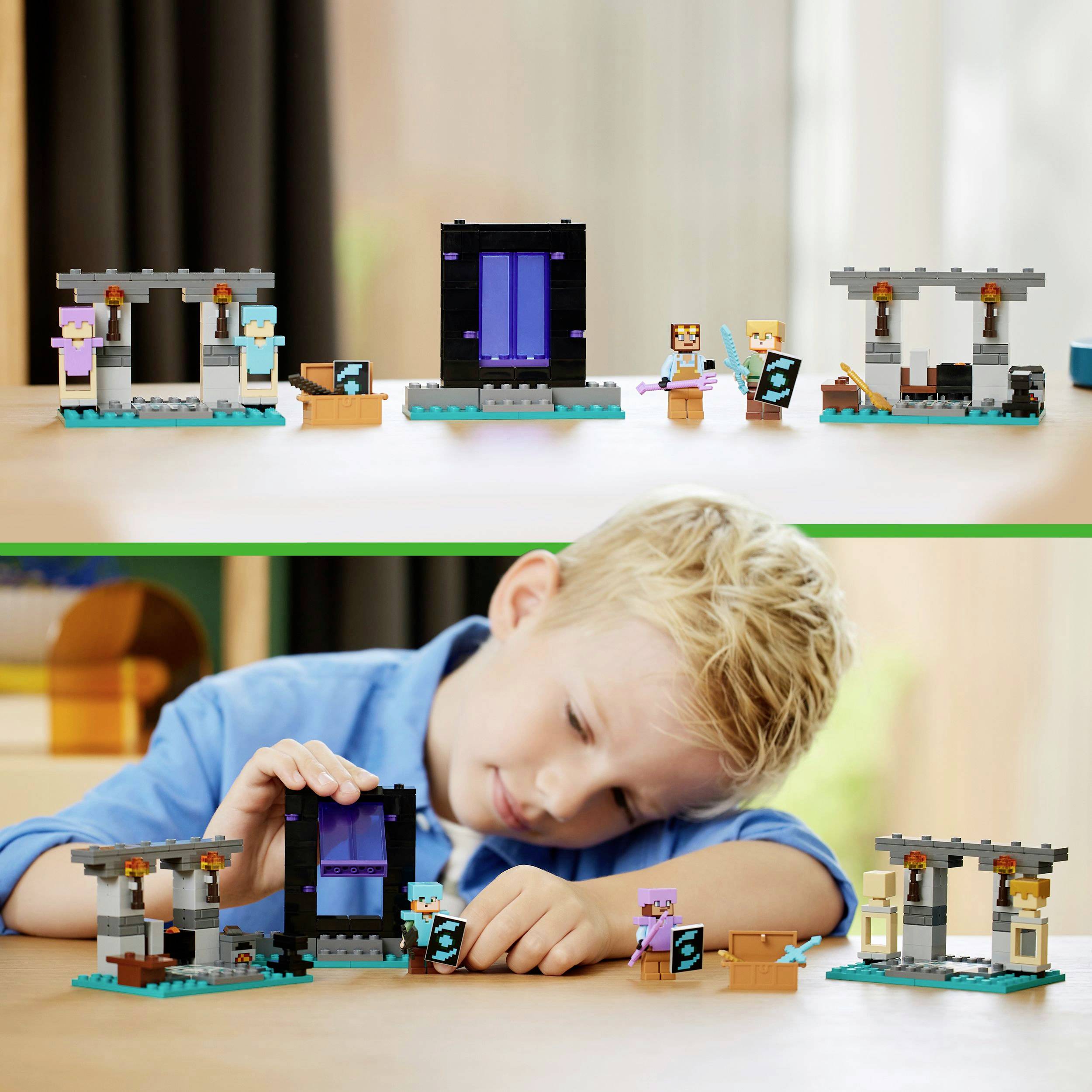Ein Kind baut mit LEGO-Steinen ein Set aus der Minecraft-Welt. Verschiedene Figuren und Strukturen sind auf einem Tisch angeordnet.