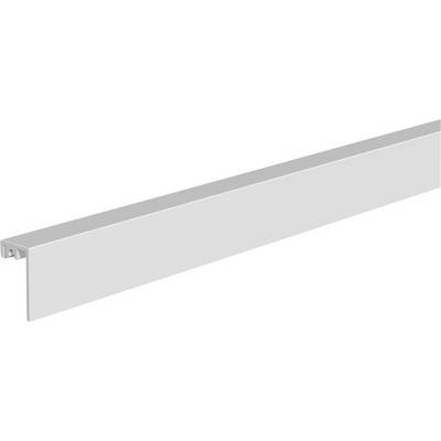 Lange graue Metallblende oder Kanalprofilleiste, die in einem Winkel auf weißem Hintergrund gezeigt wird.