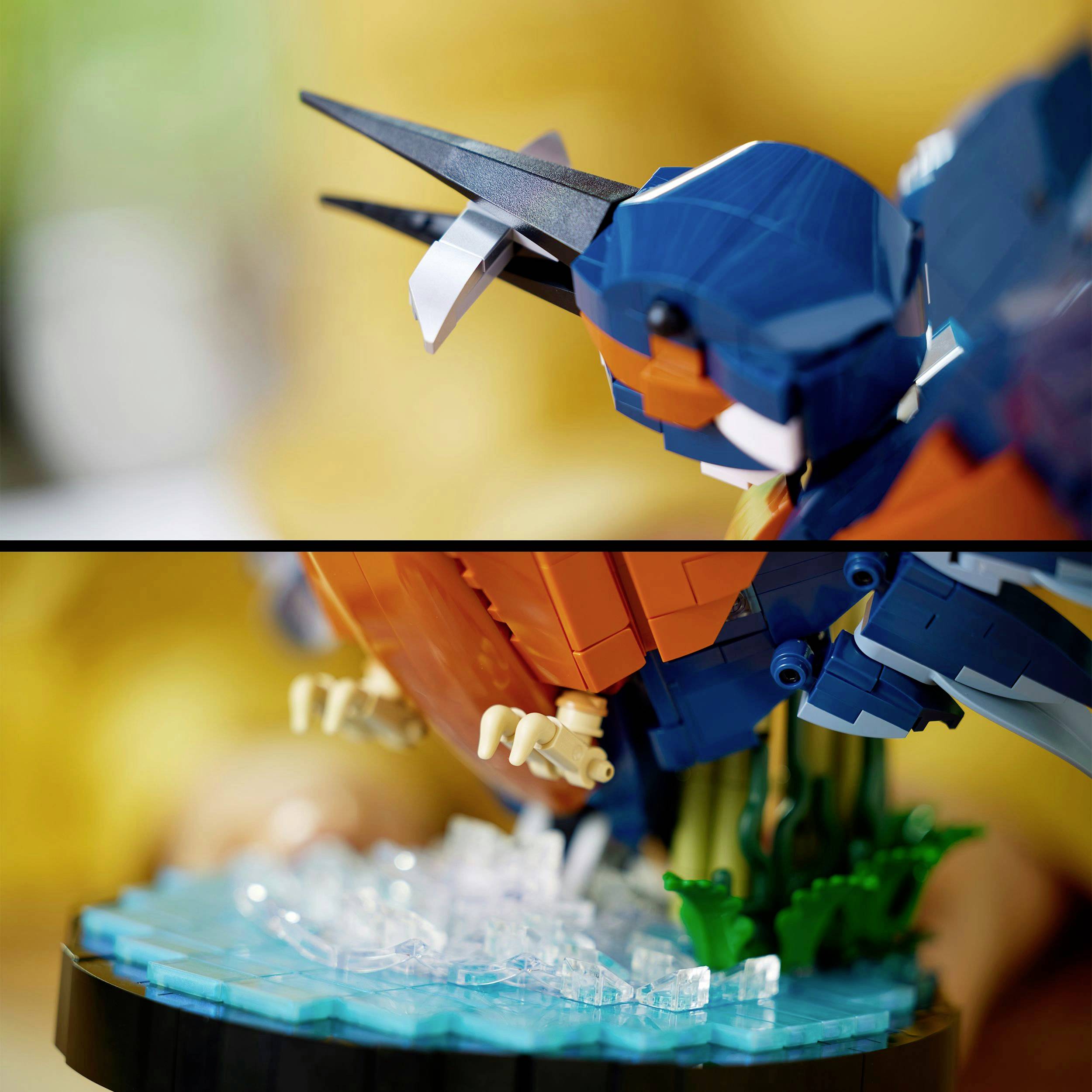 Ein bunter, roboterartiger Spielzeug-Drache steht auf einer runden Basis mit Wellen und Pflanzen. Hintergrund unscharf.