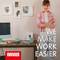Frau in rosa Hemd steht lächelnd am Schreibtisch mit Computermonitor, Pflanzenbildern an der Wand und dem Slogan 'We make work easier'.