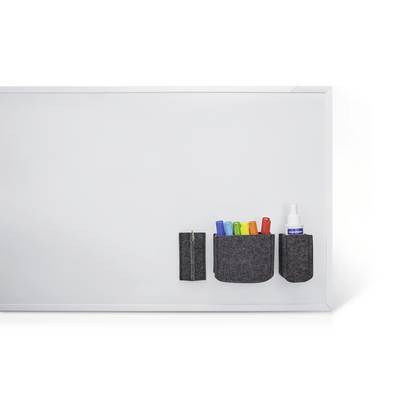 Ein Whiteboard mit verschiedenen farbigen Markern, einem Schwamm und einer Sprühflasche, die in Halterungen an der Seite befestigt sind.
