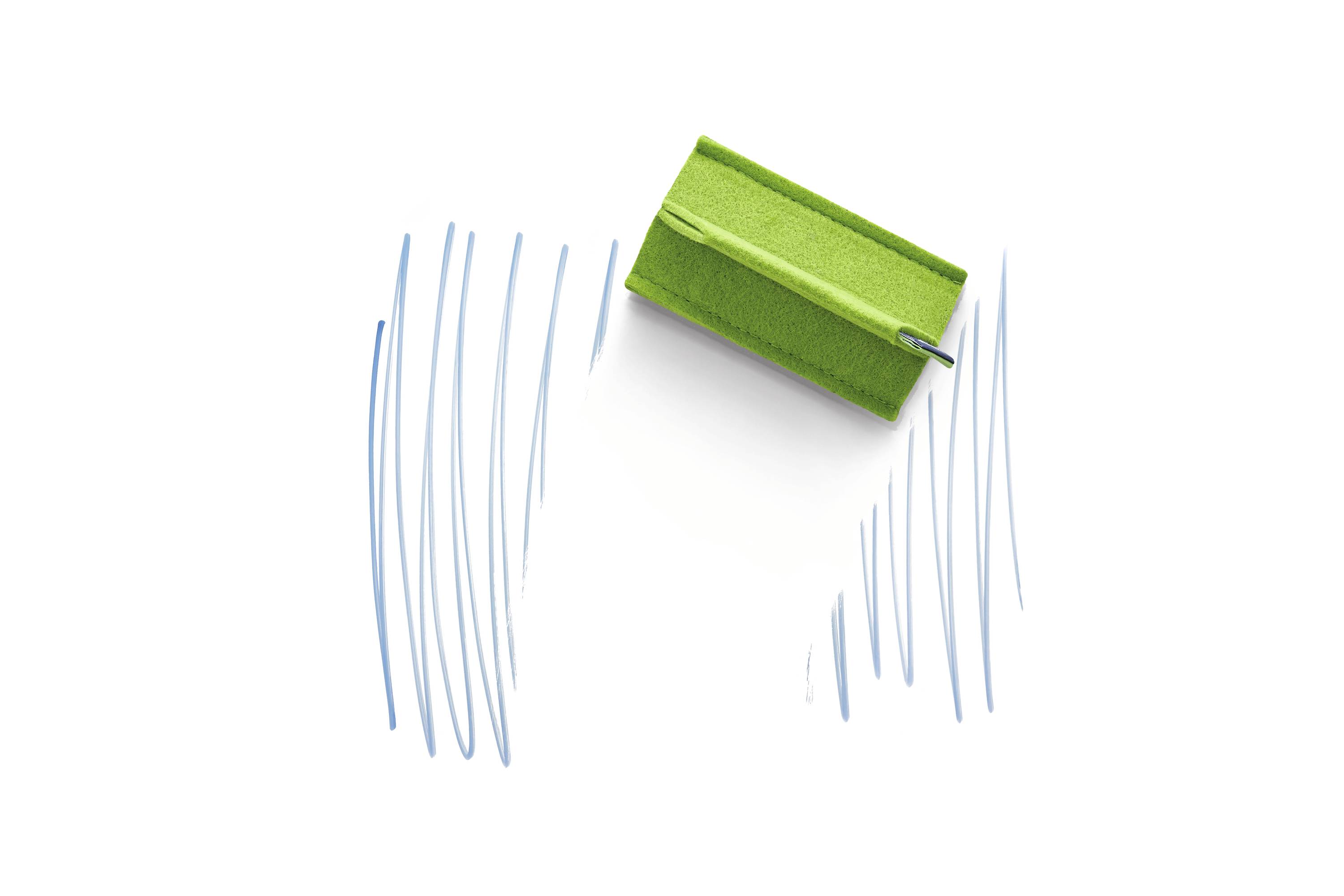 Grüner Schwamm mit Griff, der blaue Linien auf einer weißen Oberfläche hinterlässt.