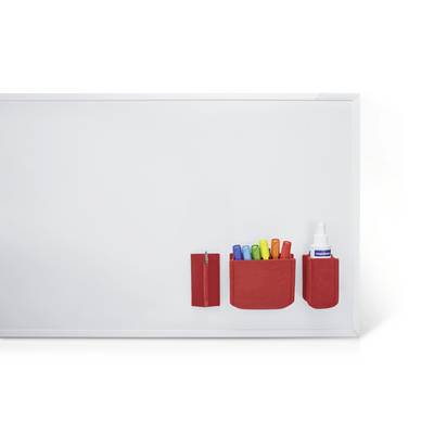 Tafel mit roten Haltern, die bunte Stifte und einen Flaschenreiniger enthalten.