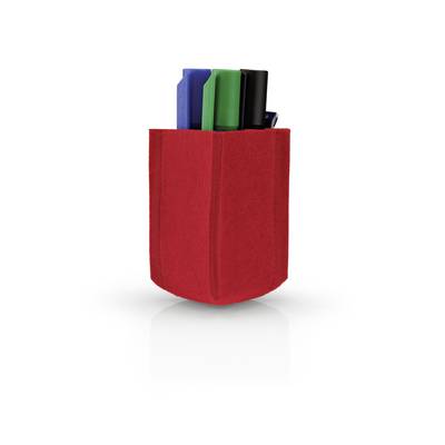 Ein roter Stifthalter aus Filz enthält grüne, blaue und schwarze Marker.