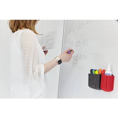 Eine Person schreibt mathematische Formeln auf ein Whiteboard. Daneben sind bunte Marker in einer Halterung zu sehen.