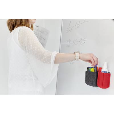 Eine Person schreibt mathematische Formeln an ein Whiteboard. In der Hand hält sie Stifte und Marker aus einem Wandhalter.