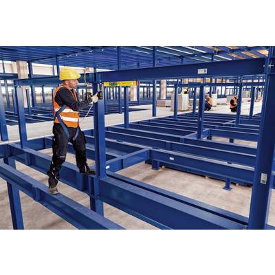 Ein Arbeiter mit Schutzhelm und Sicherheitsweste montiert blaue Metallregale in einem Lager. Im Hintergrund arbeiten zwei weitere Personen.