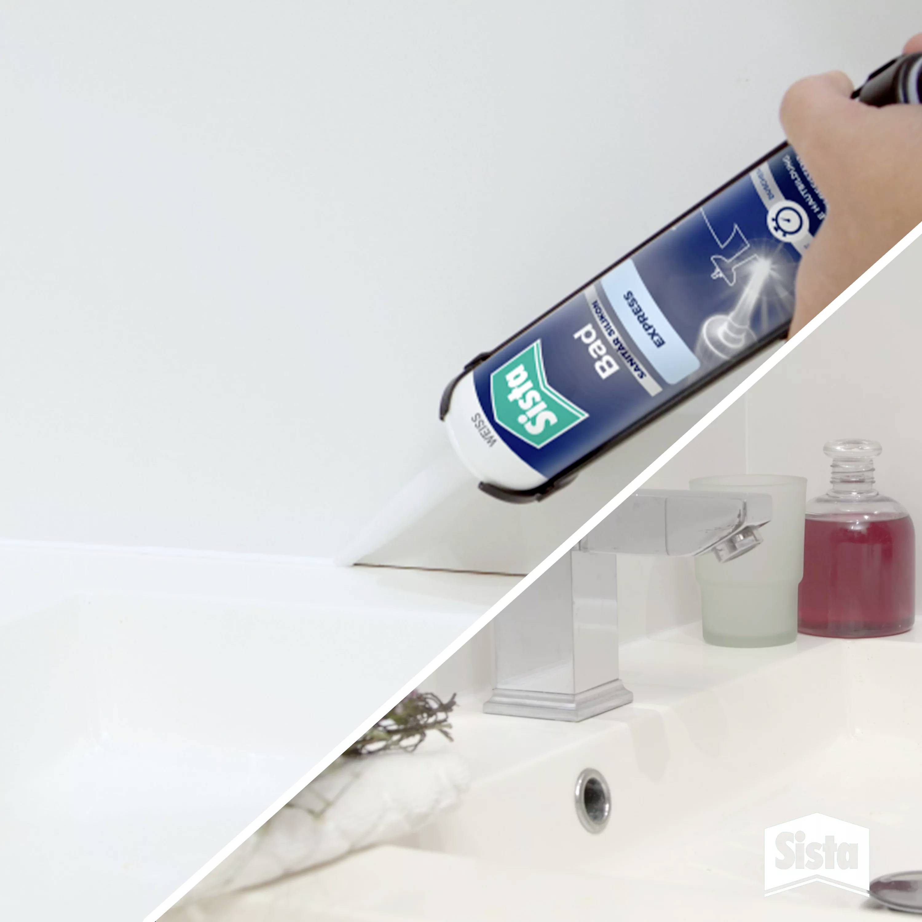 Eine Hand verwendet Sista Abdichtmittel, um eine Badewannenecke abzudichten. Daneben Waschbecken mit Seifenspender und Dekoration.