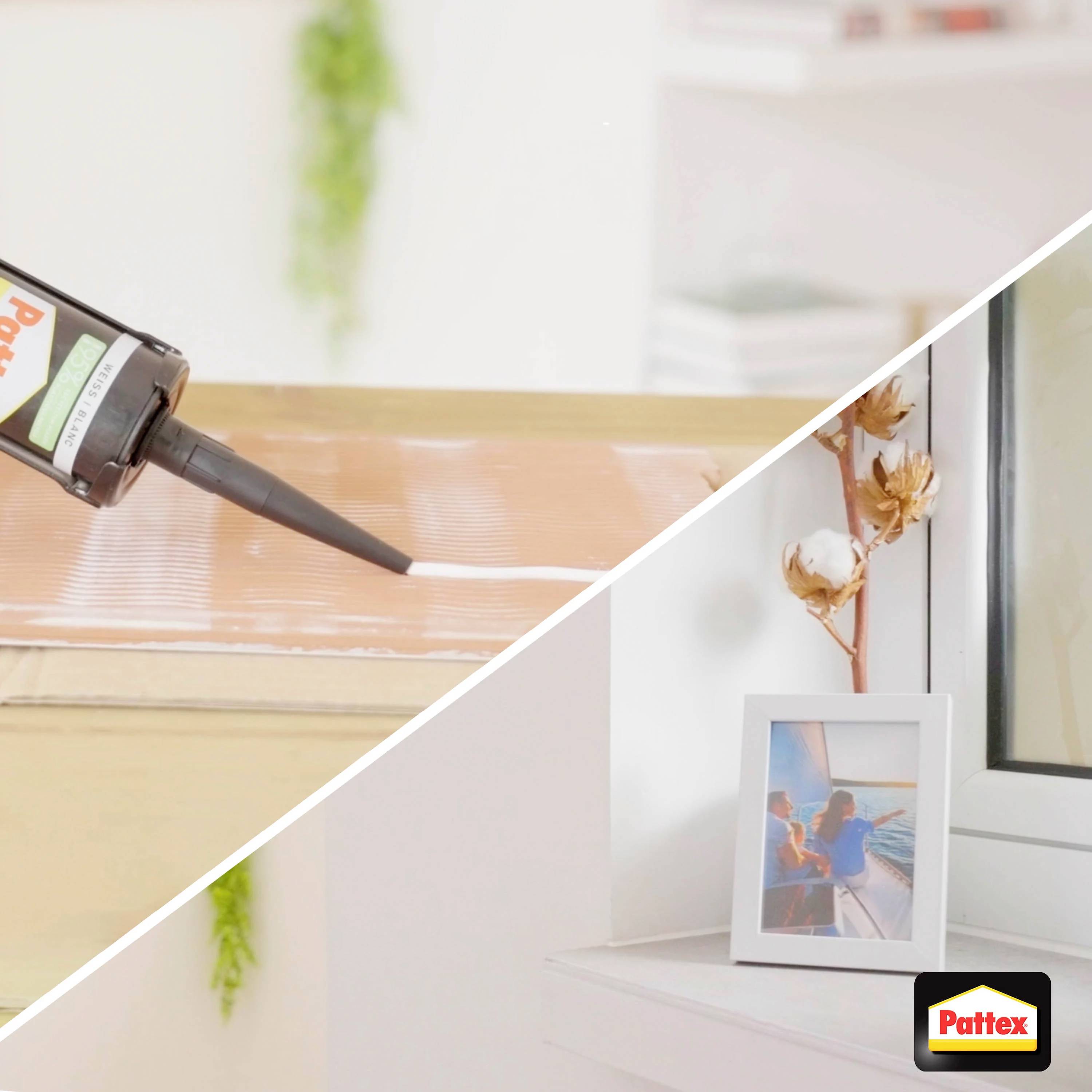 Ein Pattex-Dichtstoff wird auf eine Kante aufgetragen. Rechts ein Fenster mit einem Bilderrahmen auf der Fensterbank.