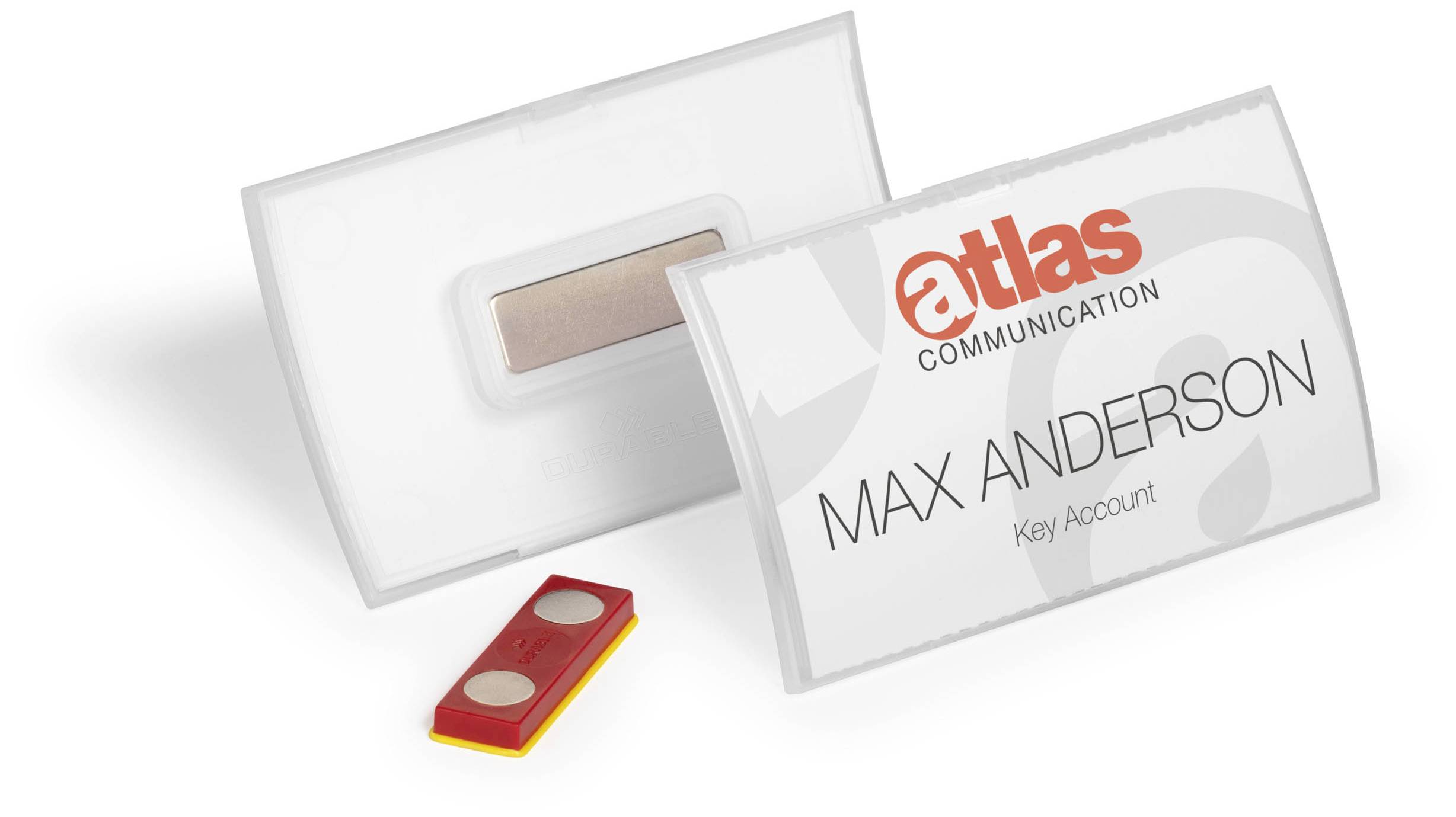 Namensschild aus Plastik mit der Aufschrift 'atlas COMMUNICATION MAX ANDERSON Key Account' und einem Magnetverschluss.