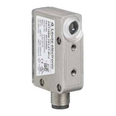 Ein rechteckiger Sensor von Leuze electronic mit Metallgehäuse und Anschlüssen. Aufdrucke mit technischen Spezifikationen sind sichtbar.