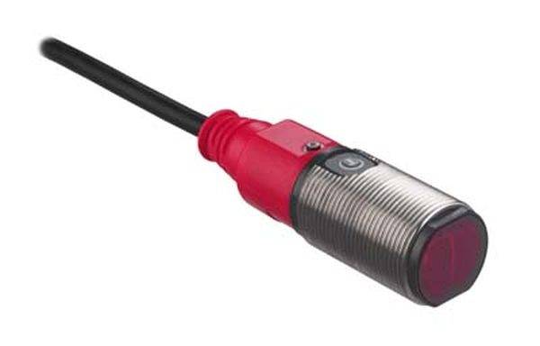 Ein zylindrischer Sensor mit rotem Gehäuse und schwarzem Kabel, geeignet für industrielle Anwendungen.